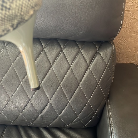 Faux green crocodile heel. Size 9. 4 inch heel. - Picture 2 of 4